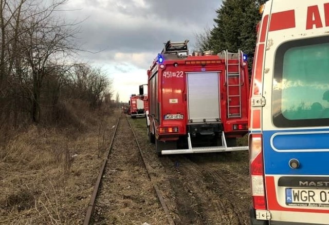 Strażacy między innymi z OSP w Kośminie pomagali usuwać skutki wypadku.