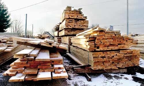 Drewno budowlane zdrożało w ciągu roku o kilkadziesiąt zł za kubik. Wzrosły ceny także innych asortymentów drewna.