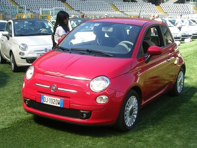 Premie za zdany stary samochód wprowadozno w 12 krajach UE. W Polsce jedynie sam Fiat zdecydował sie na ekorabaty. Rząd nie widzi takiej potrzeby.