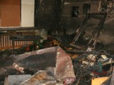 Mieszkanie spłonęło doszczętnie. Poparzony 60-latek stał w oknie i wołał pomocy