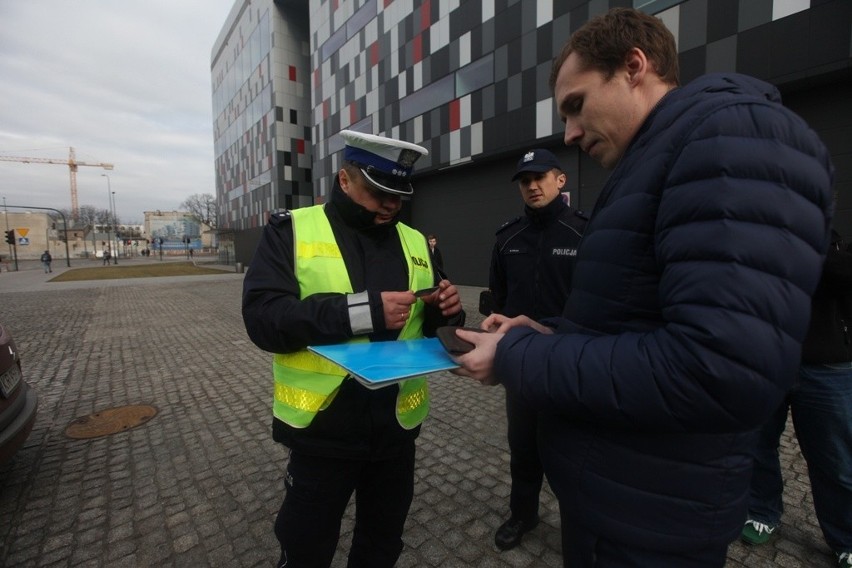 Kraków. Konrad Berkowicz demonstracyjnie przeszedł na czerwonym. Został ukarany [WIDEO]