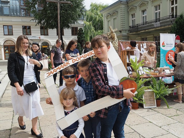 Ręcznie robione świece sojowe, różańce z naturalnych kamieni, płócienne torby na zakupy, książki a także zimna lemoniada i duży wybór domowych ciast znalazły się na stoiskach ustawionych na placu przed kościołem pw Zesłania Ducha Świętego przy placu Wolności w Łodzi. To jarmark dominikański przygotowany przez młodzież z dominikańskiego duszpasterstwa akademickiego "Kamienica".CZYTAJ DALEJ>>>.