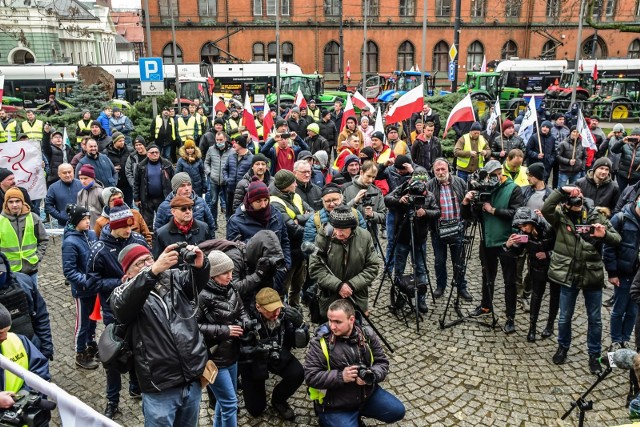 Możliwość dzisiejszej rozmowy z ministrem Kowalczykiem rolnicy wywalczyli protestem pod urzędem wojewódzkim w Bydgoszczy, który zorganizowali 9 lutego.