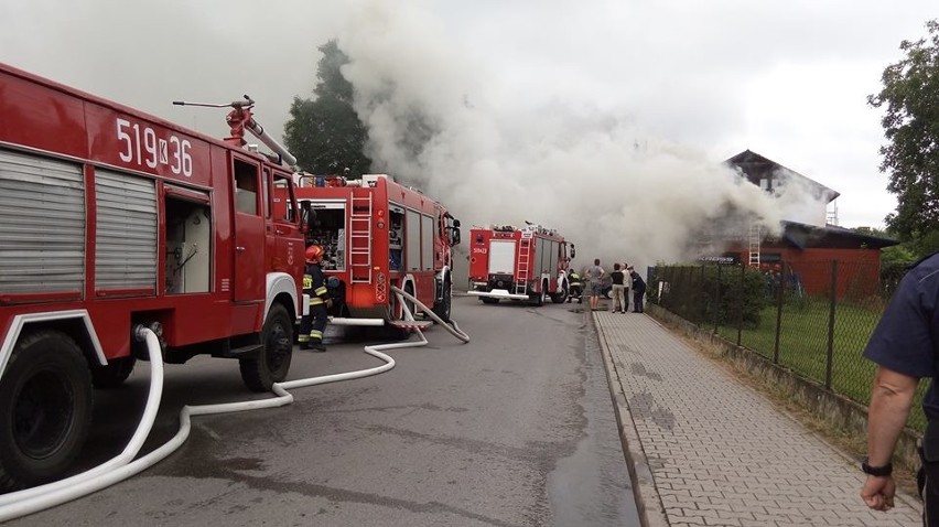 Wielki pożar sklepu rowerowego w Kętach. Dym unosi się nad miastem