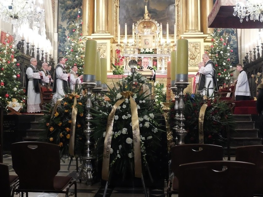 Kraków żegna biskupa Tadeusza Pieronka. Pogrzeb duchownego w czwartek, 3 stycznia, o godz. 16