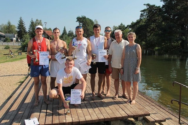 Zwycięzcy turnieju na plaży dostali pamiątkowe puchary i dyplomy.