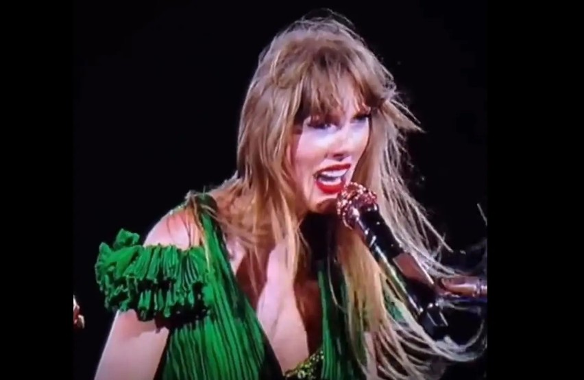 Taylor Swift z trudem powstrzymuje łzy na koncercie....