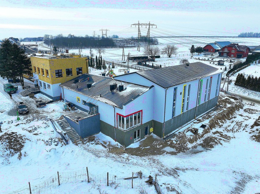 Widok na rozbudowaną szkołę w Jadownikach