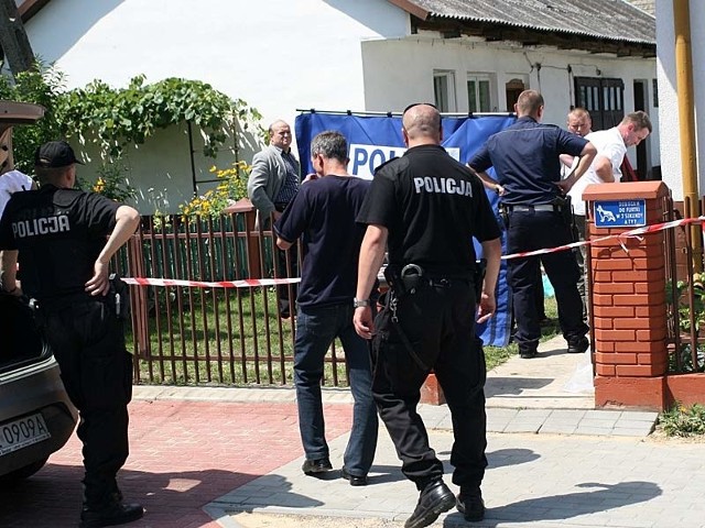 Na miejscu tragedii pracowali policjanci pod nadzorem prokuratora.