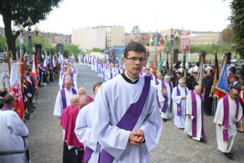 Pogrzeb arcybiskupa Szczepana Wesołego. Zmarły,, zgodnie ze...