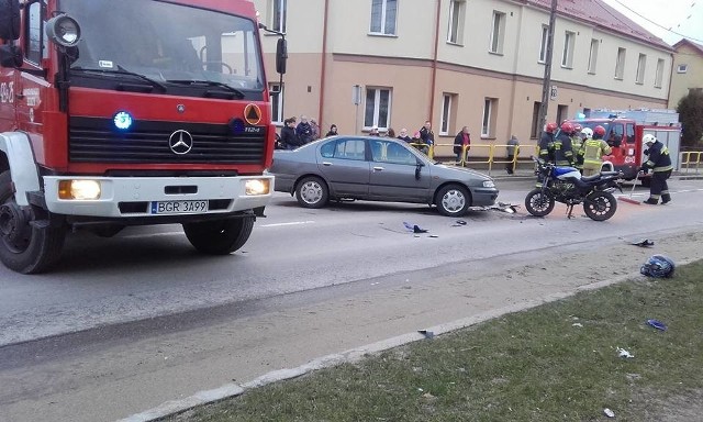 W sobotę, przed godziną 16, na ulicy Kilińskiego w Szczuczynie motocyklista zderzył się z kierowcą samochodu osobowego
