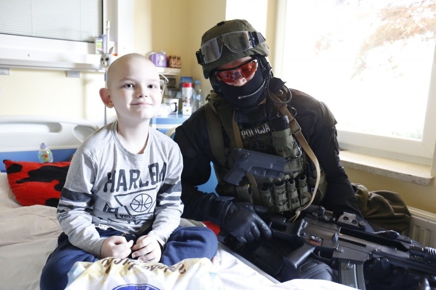 Policyjni Mikołaje odwiedzili pacjentów szpitala dziecięcego. Zobacz zdjęcia