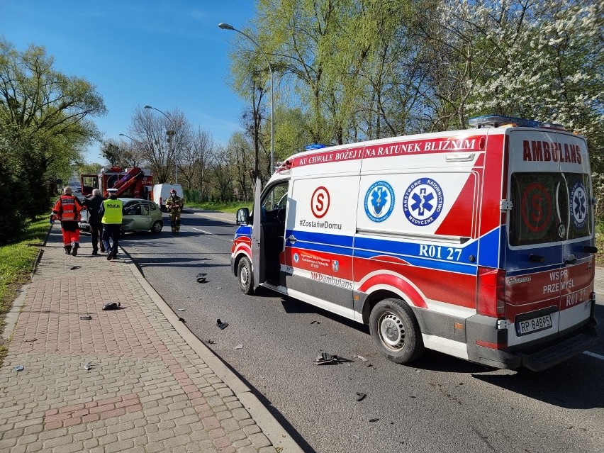Wypadek w Przemyślu. Na ul. Słowackiego toyota zderzyła się z fordem. Do szpitala zabrano 3 osoby [ZDJĘCIA]