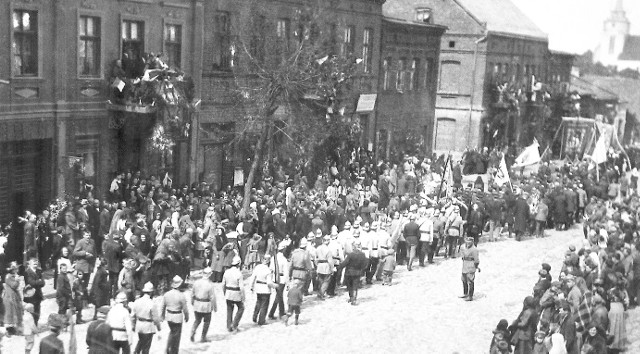 Jedna z najstarszych fotografii pokazujących życie w Kowalu - tym razem odświętne. Rok 1920 - obchody 3 Maja.  Świętowano je na kowalskim rynku.