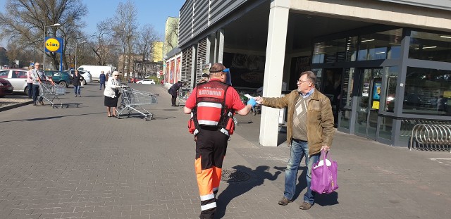 W Sosnowcu ruszyła akcja „Maseczka dla seniora”. Zobacz kolejne zdjęcia. Przesuwaj zdjęcia w prawo - naciśnij strzałkę lub przycisk NASTĘPNE