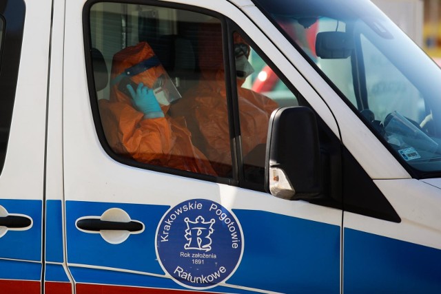 Obecnie w polskich szpitalach hospitalizowanych jest niemal 6 tys. osób, a 805 wymaga leczenia pod respiratorem.