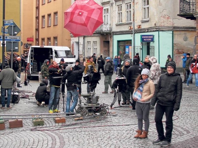 Kwiecień 2015 r. Skrzyżowanie ulic Waygarta, Sienkiewicza, Chopina, Kmity i Grodzkiej. Filmowcy rozpoczynają przygotowania do kręcenia początkowych scen serialu, wyjazdu dziewczyn ze Lwowa.