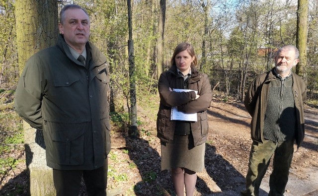 Przedstawiciele Lasów Państwowych apelują do mieszkańców Pionek i okolicznych miejscowości o zachowanie czystości w lesie. Z lewej nadleśniczy Tomasz Sot.