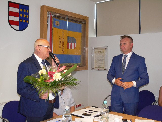 Gratulacje w imieniu radnych składa staroście Tomasz Huk, przewodniczący Rady Powiatu Sandomierskiego z lewej. Z prawej starosta Marcin Piwnik.