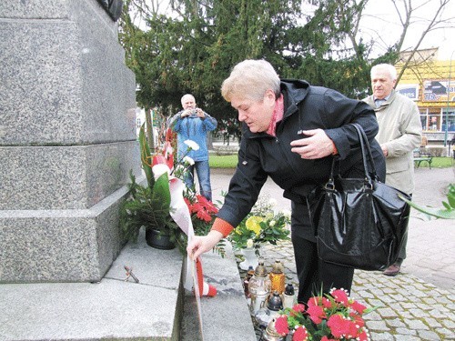 Przed pomnikiem Jana Pawła II w Świdwinie składano wiązanki kwiatów i palono znicze. 