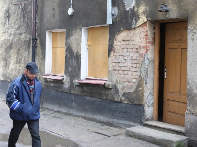 Słupszczanie twierdzą, że niszczeją mieszkania w bloku przy ul. Przechodniej 1.