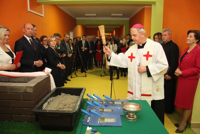 Biskup Jan Piotrowski poświęcił Akt Erekcyjny, który zostanie wbudowany pod nowe mury kieleckiego szpitala.