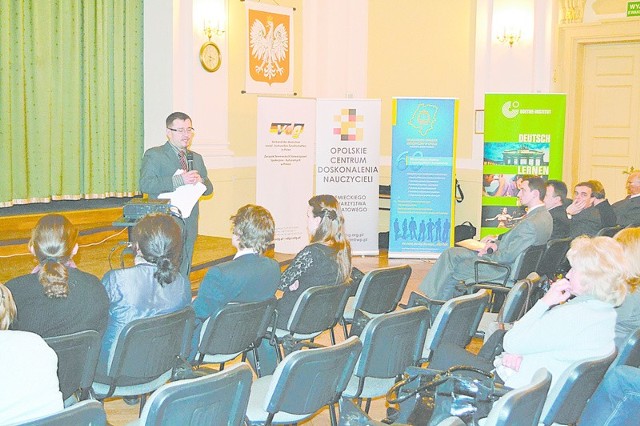 Dr Tomasz Wicherkiewicz wygłosił w Opolu wykład o możliwościach,           jakie daje Europejska Karta Języków w edukacji.