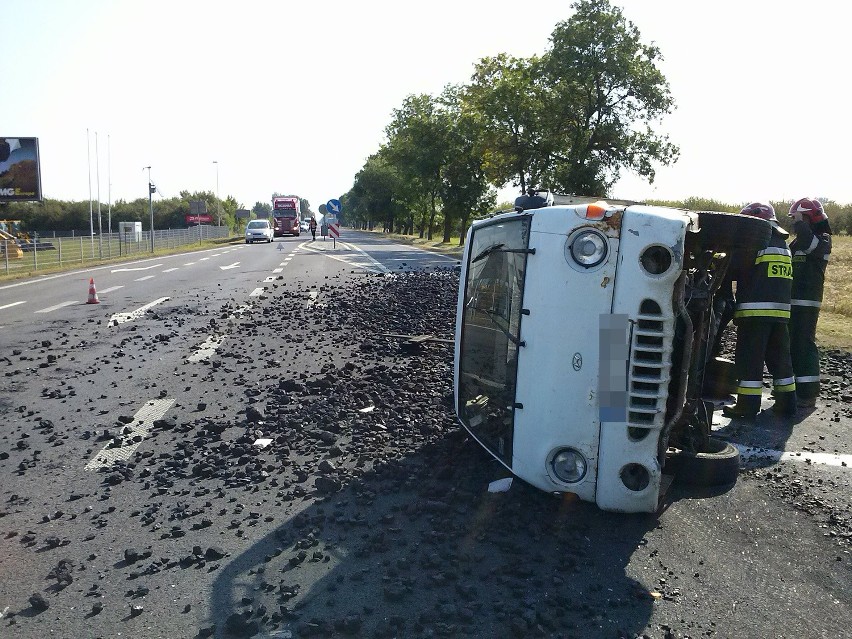 Wypadek pod Łowiczem. DK 92 zablokowana przez rozsypany węgiel [ZDJĘCIA]