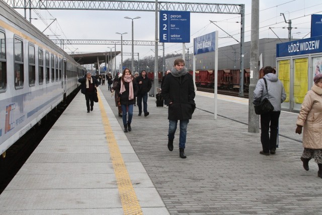Pociągi na peronach Łodzi Widzewa zatrzymują się wyłącznie tam, gdzie nie ma dachu. Podróżni czekają na pociąg w deszczu