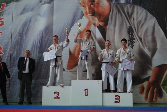 Znany buski karateka Przemysław Kołton na podium we Wiedniu (po lewej)