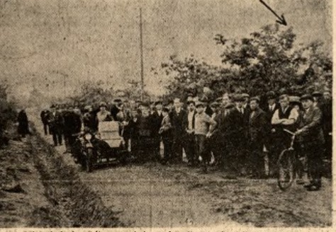 Droga leśna, w pobliżu której został zabity Jan Kopel. Zdjęcie z „Siedmiu Groszy” przedstawia ludzi oburzonych zabójstwem
