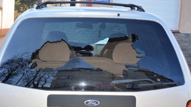 Złotowscy policjanci zatrzymali dwóch mężczyzn w związku z kradzieżą, włamaniem i uszkodzeniem samochodu. Tej samej nocy zniszczyli jeszcze kilka innych aut w różnych częściach Złotowa.