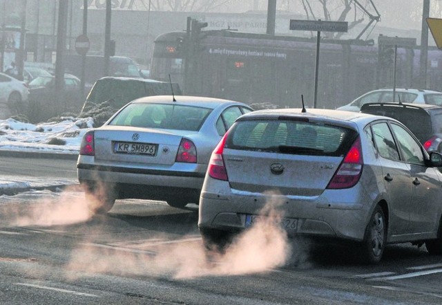 Ruch drogowy ma niewielki wpływ na zjawisko smogu, ale rząd chce bliżej przyjrzeć się temu problemowi