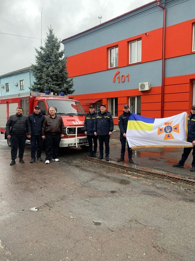 Strażacy z OSP Orzech wspierają strażaków z Ukrainy. Przekazali im swój samochód Zobacz kolejne zdjęcia. Przesuwaj zdjęcia w prawo - naciśnij strzałkę lub przycisk NASTĘPNE