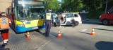 Kolizja forda z autobusem na rondzie w Słupsku [ZDJĘCIA]