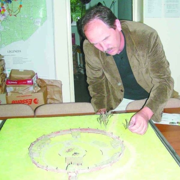 Mirosław Stepaniuk przy makiecie rekonstrukcji Grodziska w Zbuczu