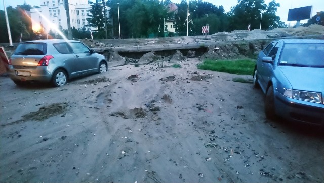 Plac Poznański w Bydgoszczy. W miejscu budowy ścieżki rowerowej wymyło piach