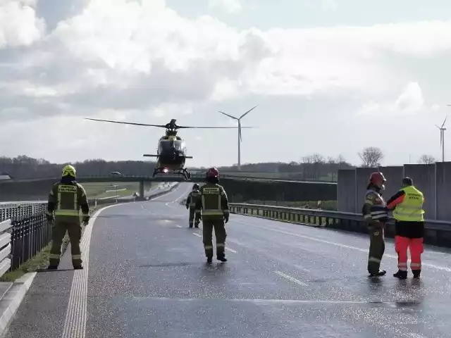 Dramat rozegrał się na drodze S6. Strażak był po służbie. Pospieszył z pomocą i został ranny