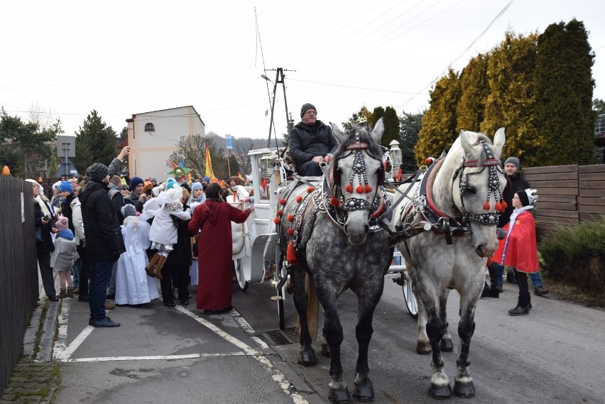 Orszak Trzech Króli 2020 Zabierzów. Trzej Królowie przed remizą spotkali Heroda, a na Rynku składali hołd Jezusowi [ZDJĘCIA]