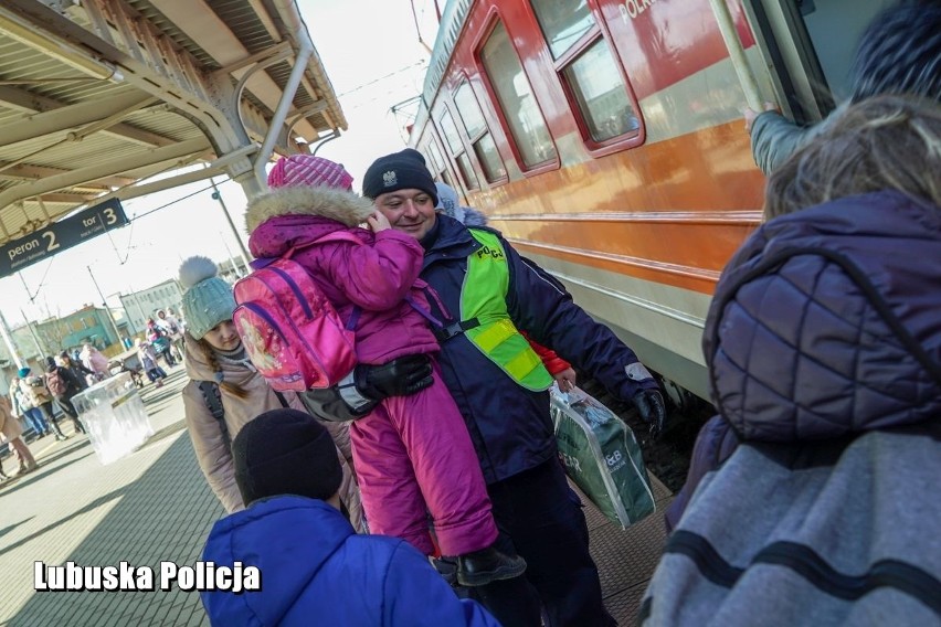 Lubuscy policjanci pomagają przybyszom z Ukrainy