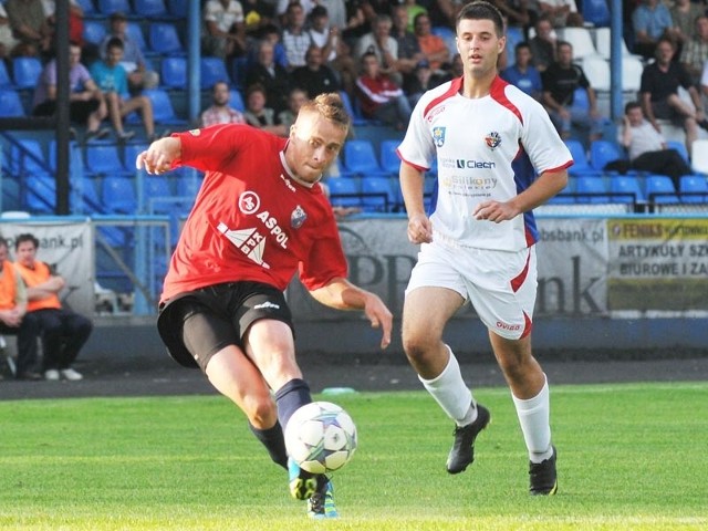 Karpaty Krosno-Unia Nowa SarzynaKarpaty Krosno (czerwono-czarne stroje) pokonaly Unie Nowa Sarzyna 1-0 (1-0)