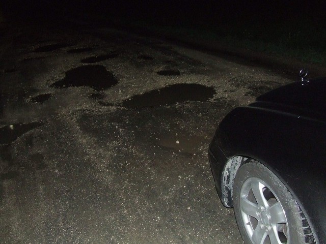 Tu był asfalt. Teraz kierowcy muszą omijać takie dziury