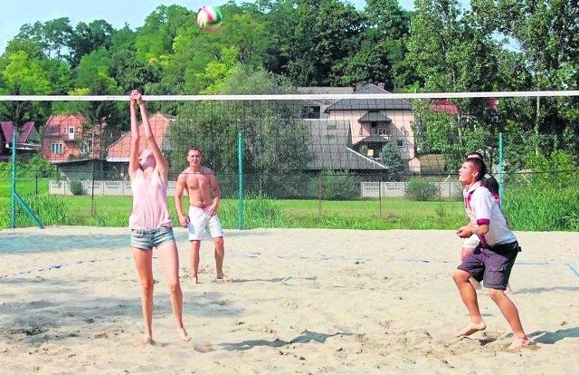Tak gra... młoda władza. Natalia Maj precyzyjnie "dzieliła piłki" na sobotnim turnieju siatkówki plażowej w Sędziszowicach.