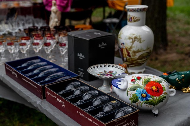 Stare zegarki, delikatne porcelanowe filiżanki, srebrne sztućce czy wracające do łask kryształowe wazony - wystawcy na jarmarku staroci w tym tygodniu dopisali i każdy miłośnik tzw. przedmiotów z duszą na pewno znajdzie coś dla siebie. Warto wiedzieć, że tym razem impreza jest dwudniowa - Kiermusy warto więc odwiedzić również w niedzielę.