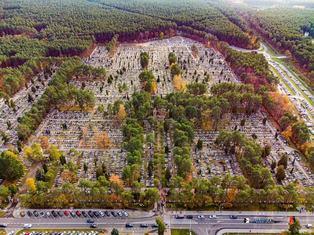 Widok z lotu ptaka cmentarza komunalnego w Stalowej Woli