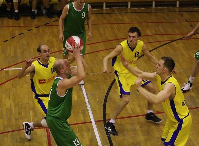 W meczu gwiazd Ebis Basket Ligi gorzowianin Krzysztof Karlik (z piłką) nie miał łatwego życia