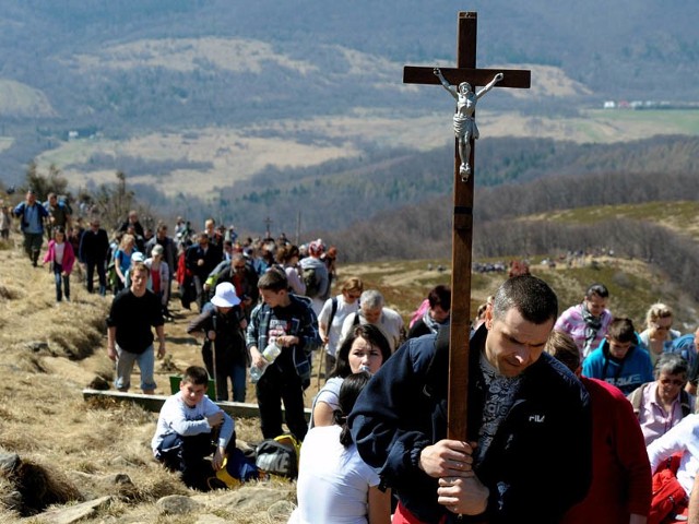 Droga krzyzowa na TarniceTysiące pielgrzymów weszlo w Wielki Piątek na Tarnice w Bieszczadach.