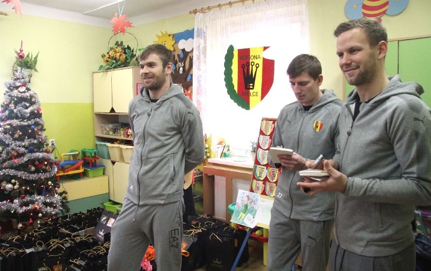 Piłkarze Korony Kielce wcielili się w rolę Świętego Mikołaja. Przedszkolaki zaskoczyły ich występem 
