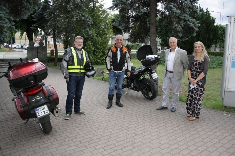 Starosta grudziądzki przyjechał do Sępólna Krajeńskiego motocyklem. To część jego wakacyjnego planu