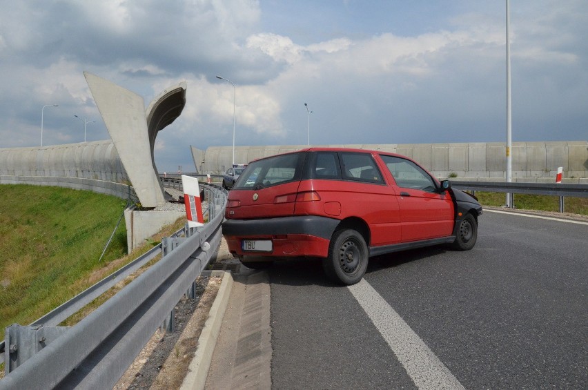 Wrocław: Kierowca uderzył w barierkę na AOW i uciekł (ZDJĘCIA)